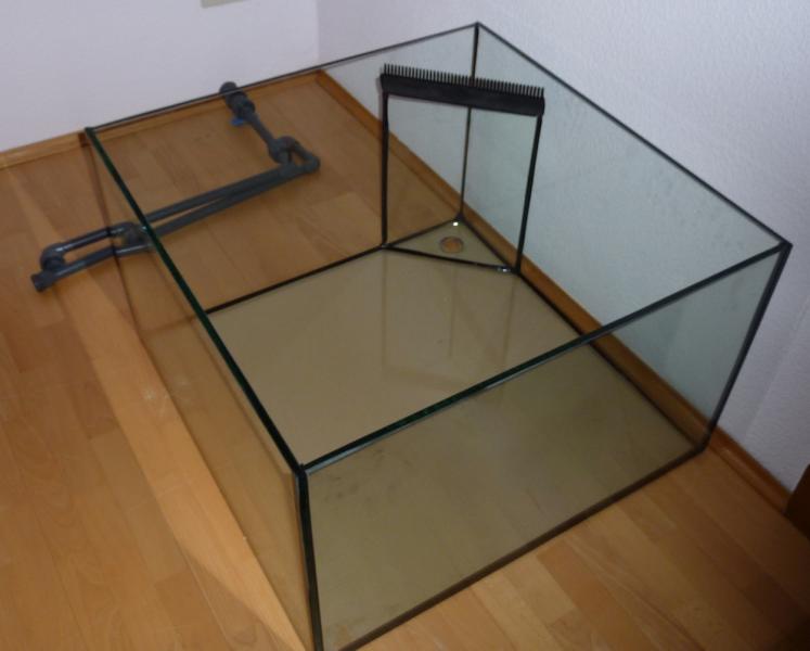 12mm Glasstärke. Deswegen keine Querstreben!!! Beckenabmessungen: 80x80x50cm